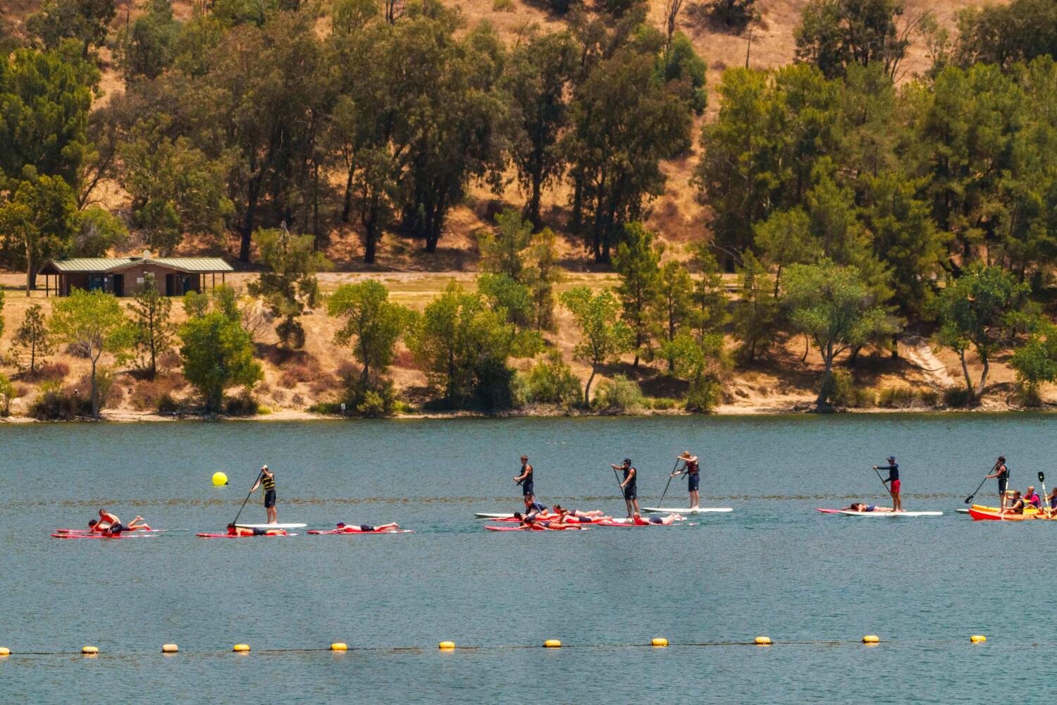 Divers search for kayaker on Castaic...