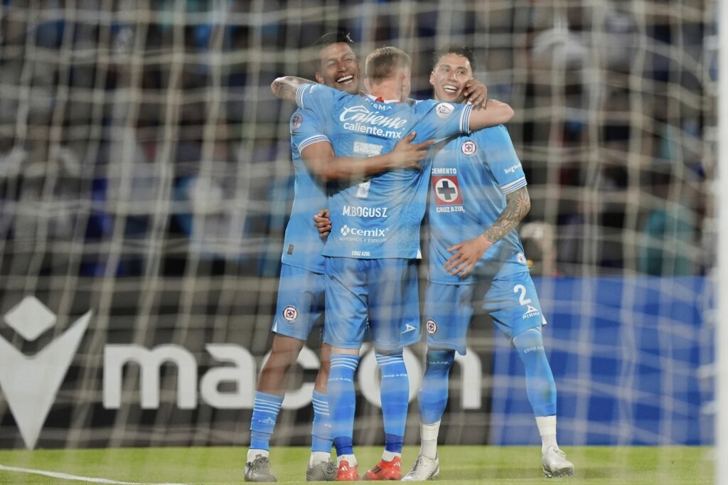 Cruz Azul beats the Vancouver Whitecaps...