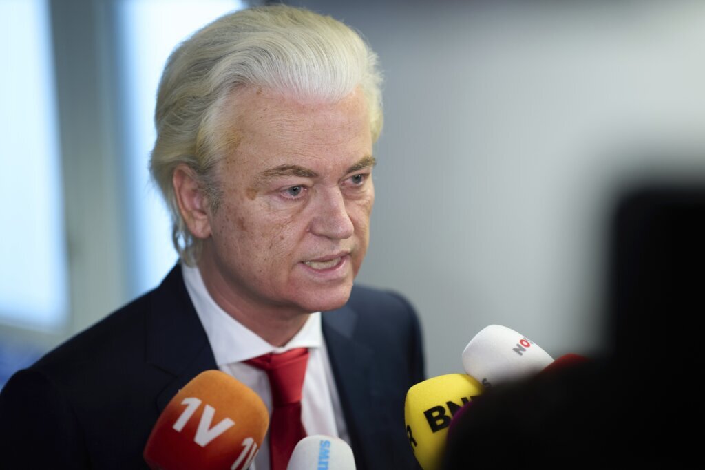 Far-right lawmaker Wilders pulls his party...