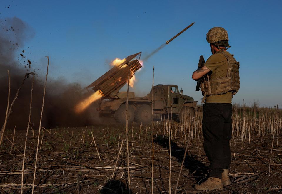 Ukrainian service members of the 25th Sicheslav Airborne Brigade fire a BM-21 Grad multiple rocket launch system towards Russian troops near the frontline town of Pokrovsk, amid Russia's attack on Ukraine, in Donetsk region, Ukraine April 19, 2025.