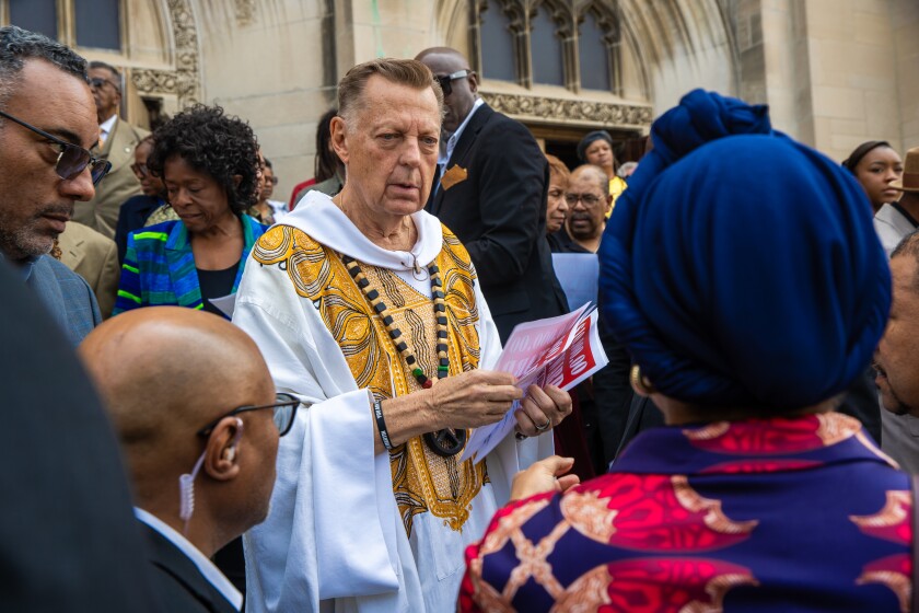 Pfleger responds following shooting outside St....